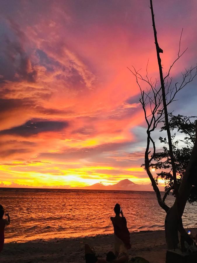 The Exile Sunset Bar & Bungalow Gili Trawangan Exterior foto