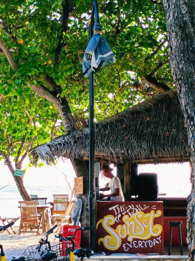 The Exile Sunset Bar & Bungalow Gili Trawangan Exterior foto